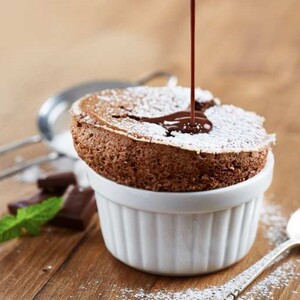 Čokoládové suflé je mimoriadne obľúbeným dezertom v mnohých kútoch sveta.